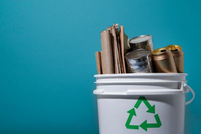 riciclaggio-con-bottiglie-di-plastica-e-lattine-contenitore