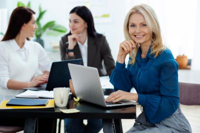 medium-shot-smiley-people-office