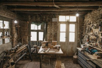 old-atelier-tools-carpenter