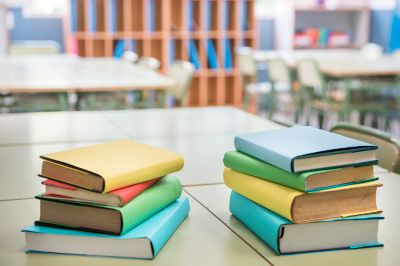 libri-di-testo-colorati-sul-banco-di-scuola